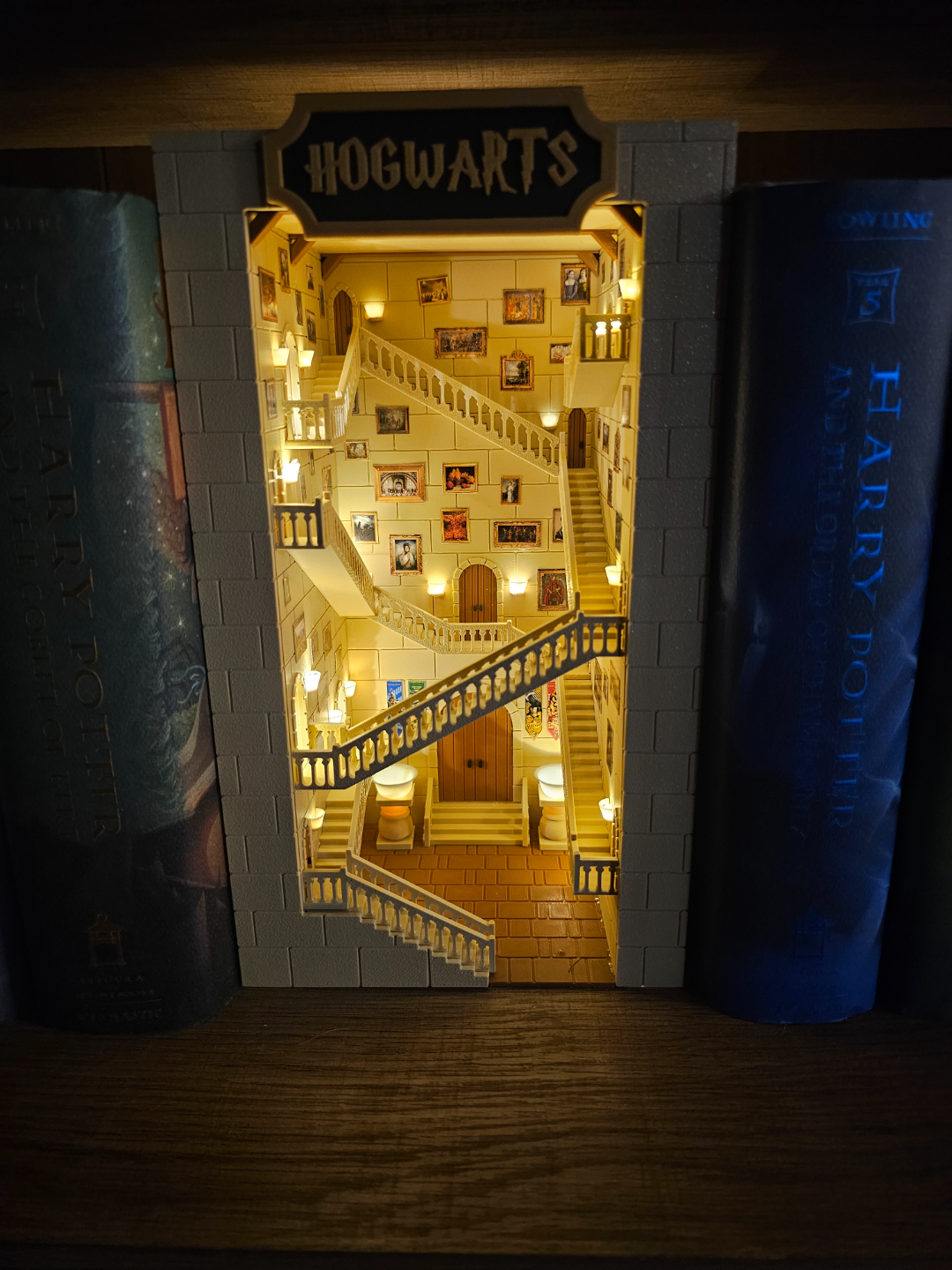 Suporte de Livros Escadas Mágicas de Hogwarts - Edição Mundo Bruxo