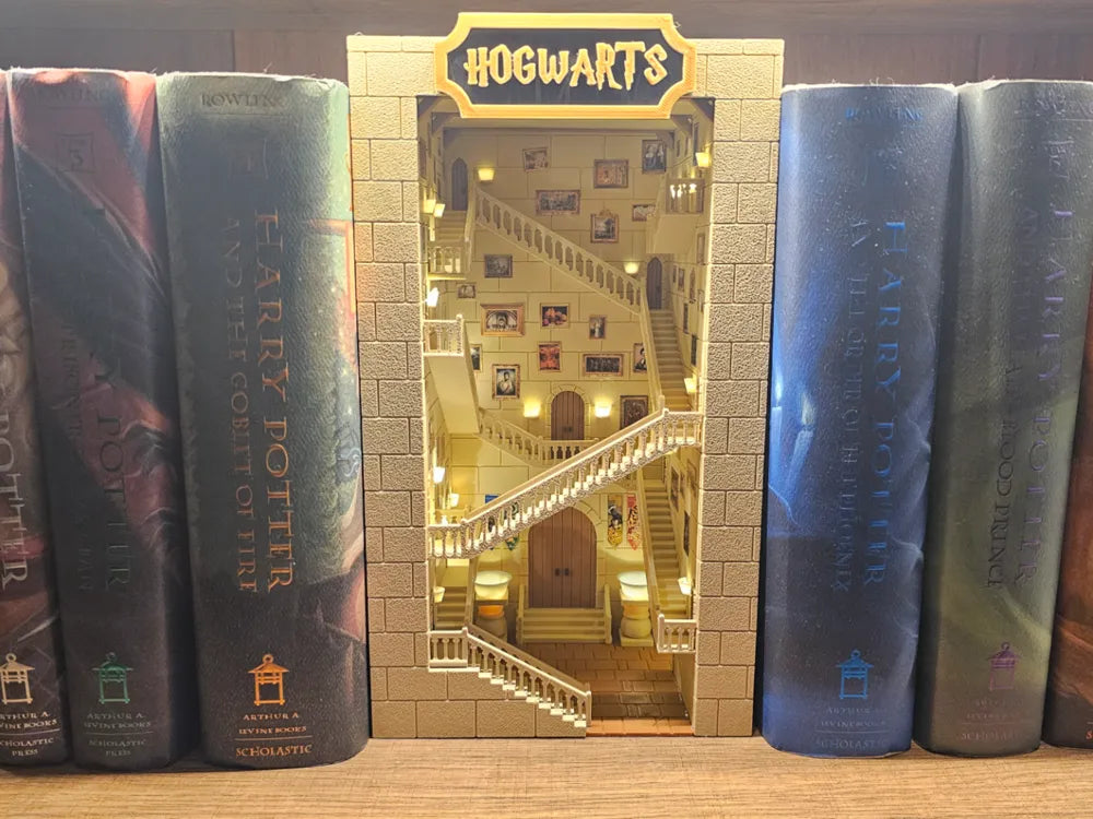 Suporte de Livros Escadas Mágicas de Hogwarts - Edição Mundo Bruxo