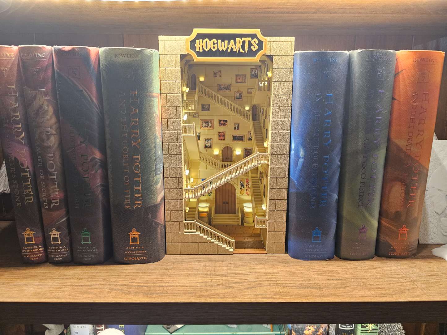 Suporte de Livros Escadas Mágicas de Hogwarts - Edição Mundo Bruxo