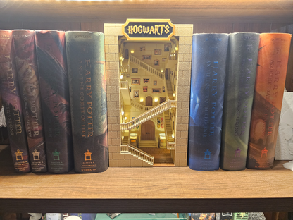 Suporte de Livros Escadas Mágicas de Hogwarts - Edição Mundo Bruxo