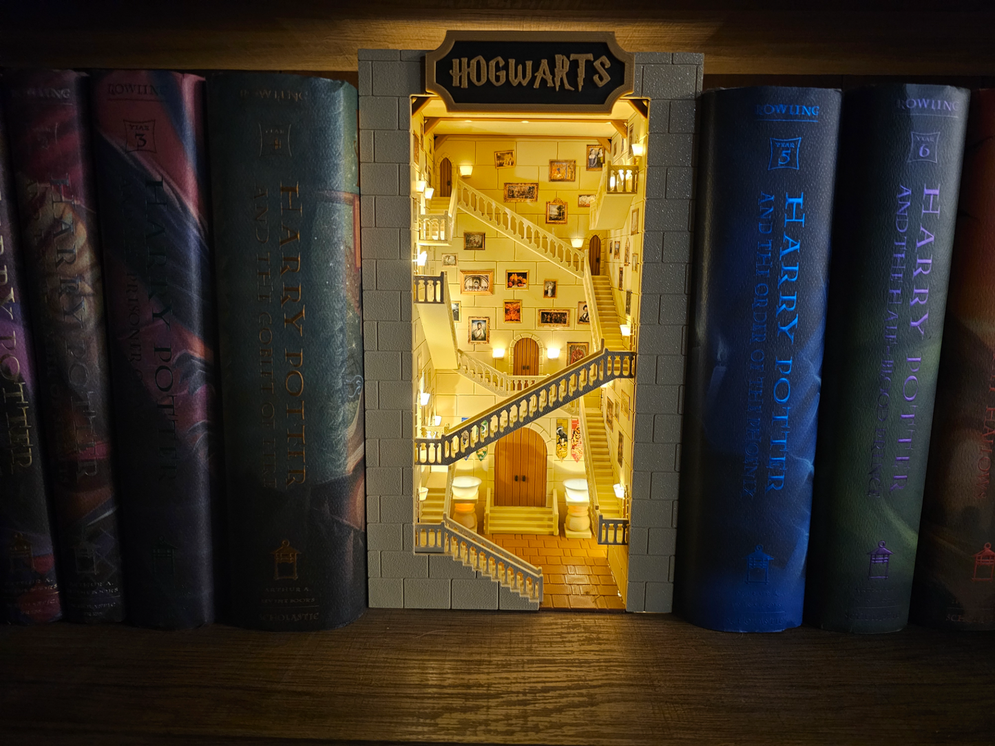 Suporte de Livros Escadas Mágicas de Hogwarts - Edição Mundo Bruxo